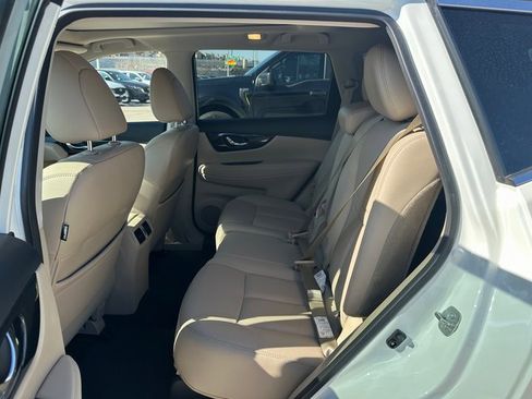 Used 2019 Nissan Rogue SL w/ Premium Package image 6