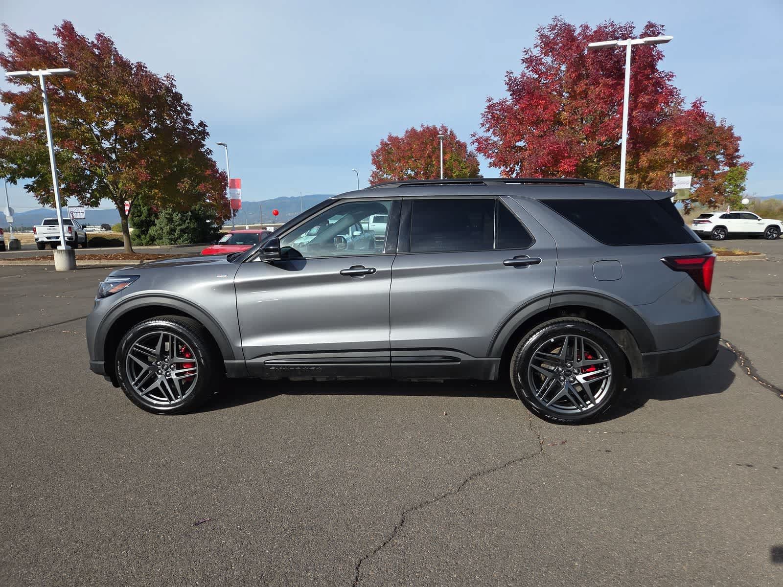 Used 2025 Ford Explorer ST-Line w/ ST-Line Street Pack AWD/4WD image 11