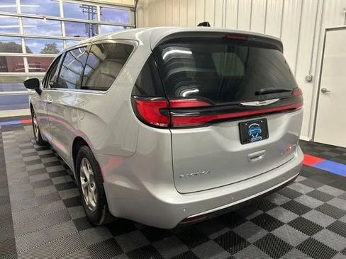 Used 2024 Chrysler Pacifica Limited FWD image 6