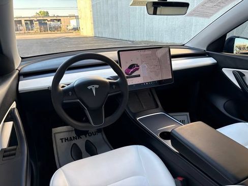 Used 2021 Tesla Model Y Long Range AWD/4WD image 24
