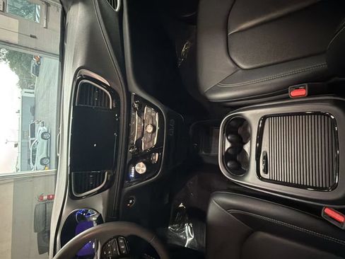 Used 2024 Chrysler Pacifica Limited FWD image 19
