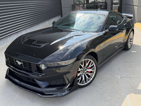 Used 2025 Ford Mustang GT Premium RWD image 2