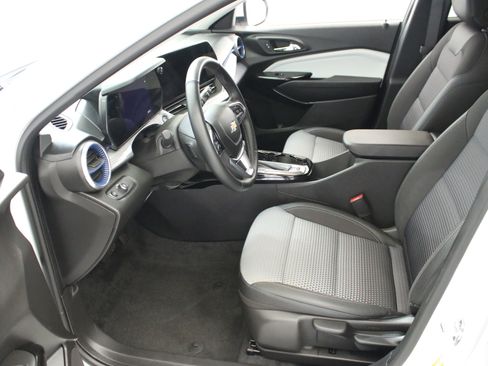 Certified 2025 Chevrolet Trax LT w/ Driver Confidence Package FWD image 26