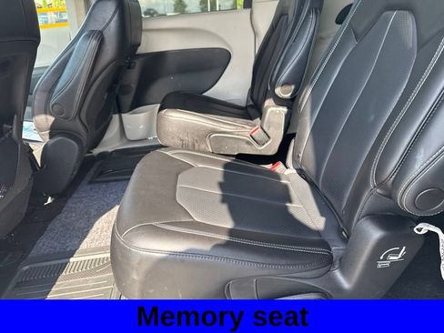 Used 2023 Chrysler Pacifica Touring-L FWD image 8