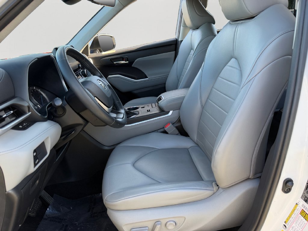 Used 2022 Toyota Highlander XLE AWD/4WD image 16