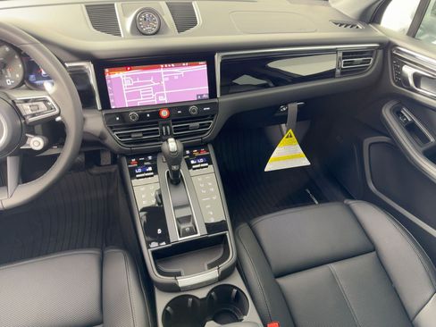Certified 2026 Porsche Macan AWD/4WD image 28
