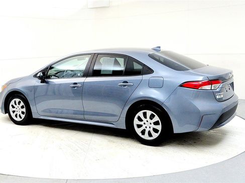 Used 2021 Toyota Corolla LE image 4