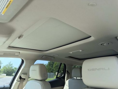 Used 2022 GMC Acadia Denali w/ Denali Ultimate Package AWD/4WD image 26