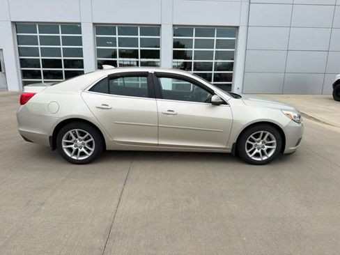 Used 2016 Chevrolet Malibu LT w/ Power Convenience Package FWD image 2