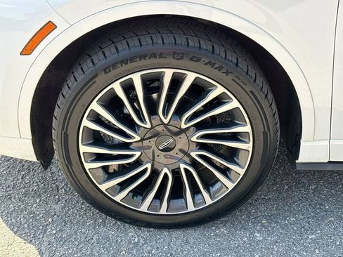 Used 2022 Lincoln Corsair AWD w/ Premium Package image 13