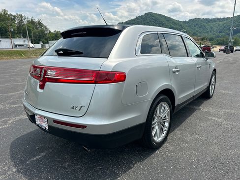 Used 2019 Lincoln MKT AWD image 2