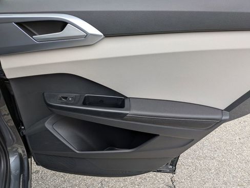 Used 2025 Volkswagen Taos SE w/ Panoramic Sunroof Package image 31