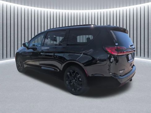 New 2026 Chrysler Pacifica Limited image 13