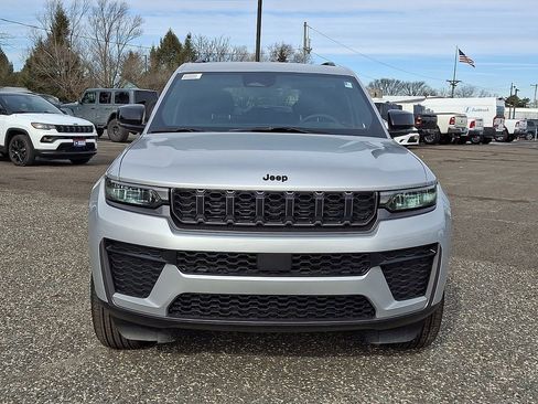 New 2026 Jeep Grand Cherokee Altitude AWD/4WD image 2