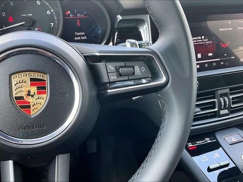 Used 2025 Porsche Macan AWD/4WD image 10