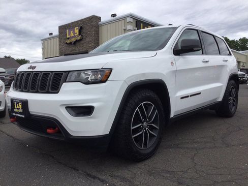 Used 2017 Jeep Grand Cherokee Trailhawk AWD/4WD image 2