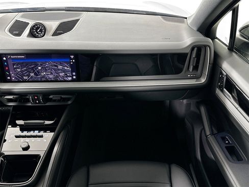 Certified 2025 Porsche Cayenne image 31