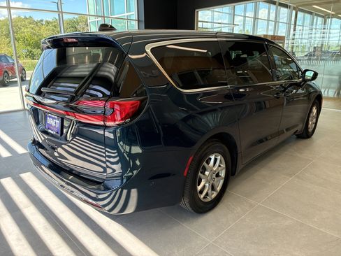Certified 2025 Chrysler Pacifica Select w/ Uconnect Theater Family Group FWD image 5