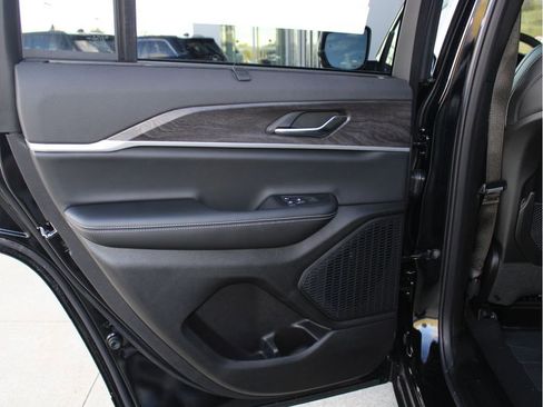 New 2025 Jeep Grand Cherokee Limited w/ Luxury Tech Group II image 25