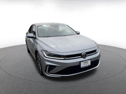 Used 2025 Volkswagen Jetta SE image 3