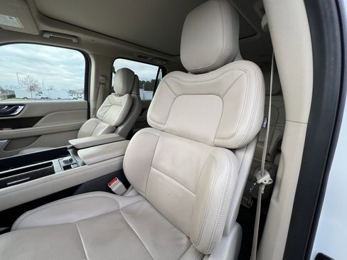 Used 2020 Lincoln Navigator Reserve w/ Luxury Package image 17