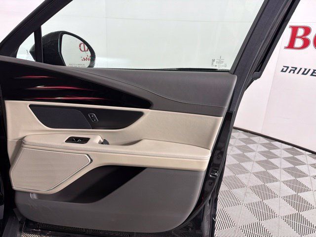 Used 2025 Lincoln Nautilus Premier AWD/4WD image 34