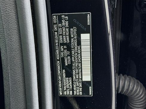 Used 2025 Volvo XC40 B5 Plus image 12