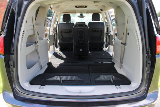 Used 2018 Chrysler Pacifica Touring-L w/ Tire & Wheel Group FWD image 54