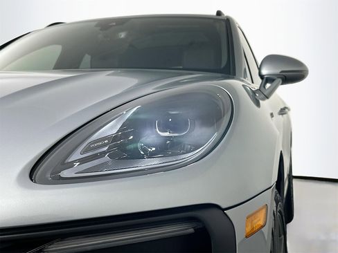 Certified 2025 Porsche Macan image 15