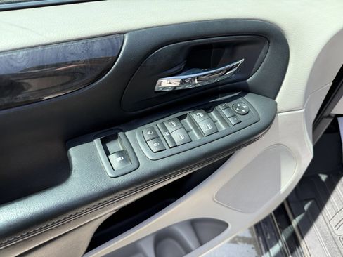 Used 2016 Dodge Grand Caravan SXT FWD image 20
