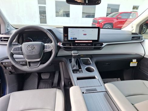 Used 2025 Toyota Sienna XLE image 19
