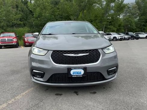 Used 2022 Chrysler Pacifica Limited FWD image 3