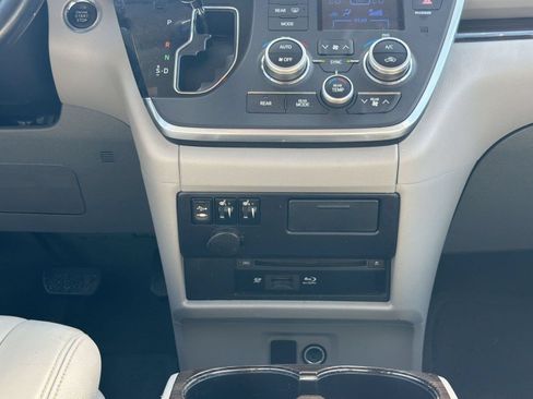 Used 2015 Toyota Sienna XLE Premium FWD image 19
