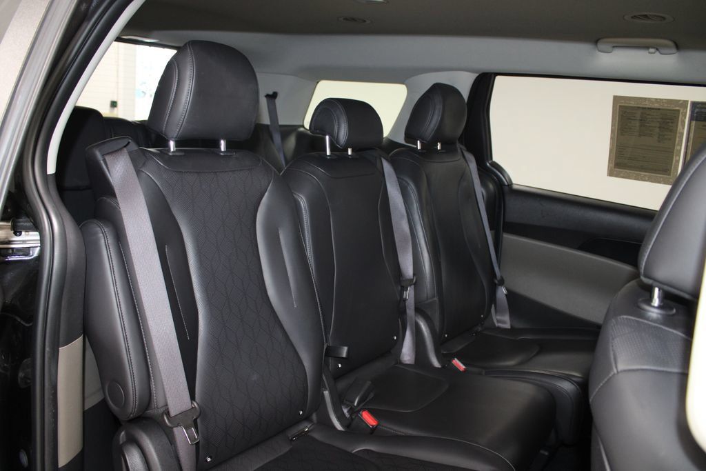 Used 2025 Kia Carnival FWD image 24
