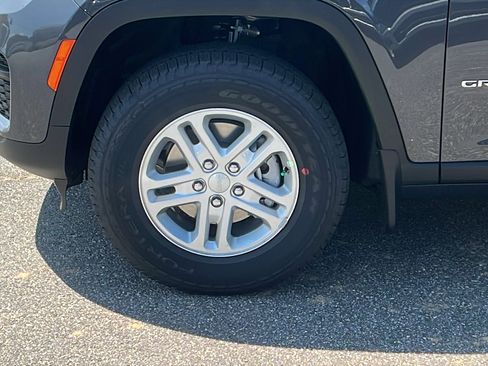 New 2025 Jeep Grand Cherokee Laredo w/ MOPAR Finishing Package image 12