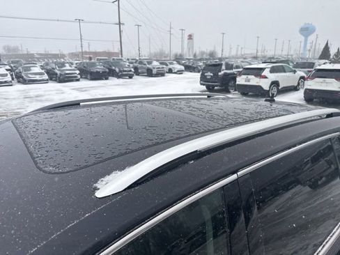 Used 2023 Volkswagen Tiguan SE w/ Panoramic Sunroof Package image 10