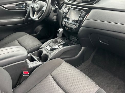 Certified 2019 Nissan Rogue SV w/ Premium Package image 16