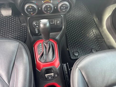 Used 2016 Jeep Renegade Trailhawk w/ Premium Trailhawk Package AWD/4WD image 21