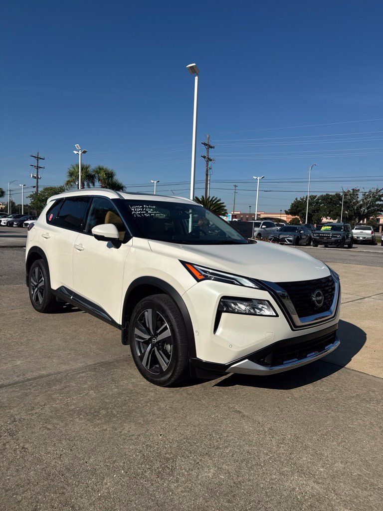 Used 2023 Nissan Rogue Platinum w/ Platinum Premium Package FWD image 3