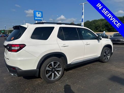 Used 2025 Honda Pilot Touring image 4