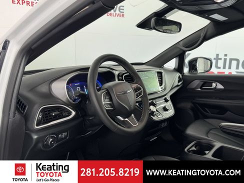 Used 2025 Chrysler Pacifica Select FWD image 13