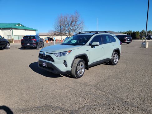Used 2021 Toyota RAV4 XLE Premium image 13