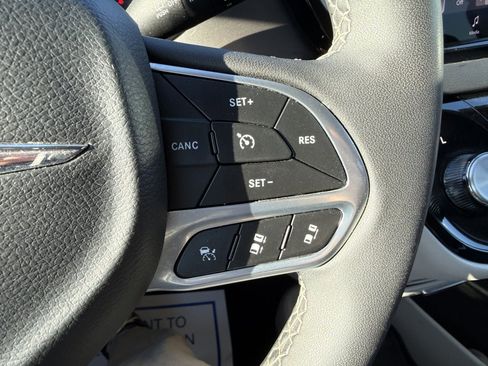 Used 2024 Chrysler Pacifica Touring-L image 21