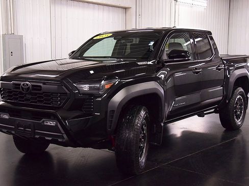 Used 2025 Toyota Tacoma TRD Sport image 3