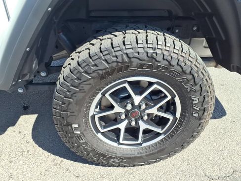Used 2025 Jeep Gladiator Rubicon w/ Convenience Group AWD/4WD image 24