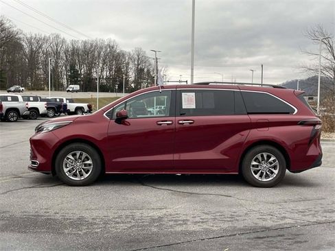 Certified 2023 Toyota Sienna XLE image 2