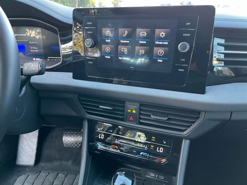 Used 2025 Volkswagen Jetta SE image 17