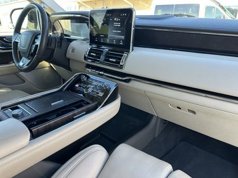 Used 2021 Lincoln Navigator Reserve w/ Luxury Package image 16