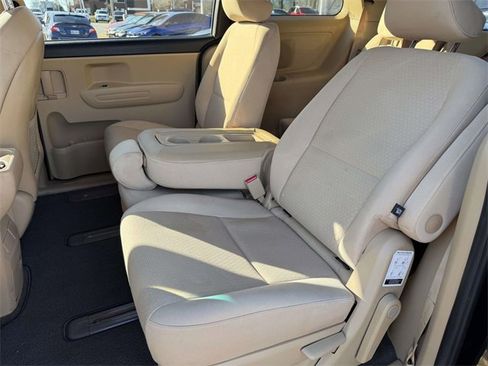 Used 2017 Kia Sedona LX image 16