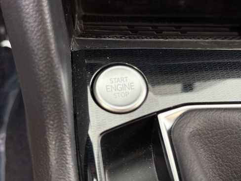 Certified 2025 Volkswagen Taos SE FWD image 14